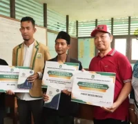 Gubernur Kalbar Ria Norsan menyalurkan bantuan pendidikan saat mengunjungi lembaga pendidikan dan keagamaan di Serimbu dan Ngabang, Landak.
