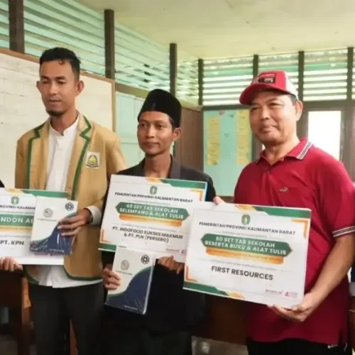 Gubernur Kalbar Ria Norsan menyalurkan bantuan pendidikan saat mengunjungi lembaga pendidikan dan keagamaan di Serimbu dan Ngabang, Landak.