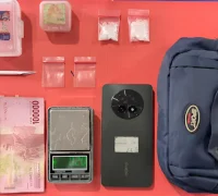 Barang bukti narkotika sabu, plastik klip, dan uang tunai dalam kasus di Kembayan.