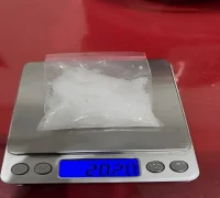 Polisi menunjukkan barang bukti sabu yang disembunyikan dalam rice cooker hasil pengungkapan kasus di Ketapang.