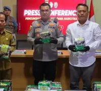 Kapolres Polres Sintang menunjukkan barang bukti sabu seberat 59,8 kilogram hasil pengungkapan kasus peredaran narkotika di Sintang.