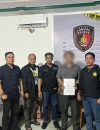 Pelaku kasus persetubuhan anak di Bengkayang saat diamankan petugas kepolisian.