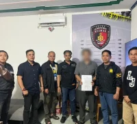 Pelaku kasus persetubuhan anak di Bengkayang saat diamankan petugas kepolisian.