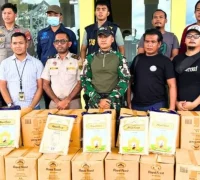 Petugas Karantina Kalbar mengamankan beras kedaluwarsa asal Malaysia yang diselundupkan melalui jalur tidak resmi di PLBN Entikong.