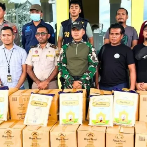 Petugas Karantina Kalbar mengamankan beras kedaluwarsa asal Malaysia yang diselundupkan melalui jalur tidak resmi di PLBN Entikong.