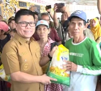 Bupati Satono meninjau pelaksanaan Gerakan Pangan Murah di Desa Meribas, Kecamatan Tebas, Kabupaten Sambas Bupati Satono meninjau pelaksanaan Gerakan Pangan Murah di Desa Meribas, Kecamatan Tebas, Kabupaten Sambas. (Sambas.go.id)