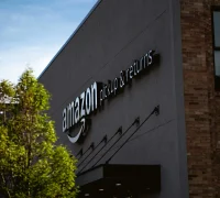 Serikat pekerja Prancis menggugat izin frekuensi satelit Amazon Project Kuiper yang disetujui regulator Arcep. (unsplash.com/@bryanangelo)