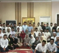 Suasana hangat buka puasa bersama di kediaman Wakil Bupati Kubu Raya, H. Sukiryanto, dihadiri Sekda Kalbar dr. H. Harisson dan jajaran pemerintah.