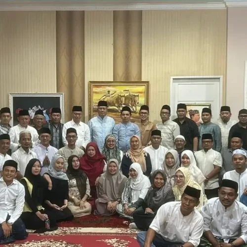 Suasana hangat buka puasa bersama di kediaman Wakil Bupati Kubu Raya, H. Sukiryanto, dihadiri Sekda Kalbar dr. H. Harisson dan jajaran pemerintah.