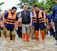 Perdana Menteri Thailand Anutin Charnvirakul tinjau lokasi banjir di Ayutthaya Perdana Menteri Thailand Anutin Charnvirakul tinjau lokasi banjir di Ayutthaya. (thaigov.go.th)