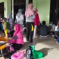 Petugas Dinas Kesehatan Kota Pontianak tengah melakukan pemeriksaan kesehatan calon jamaah haji Kota Pontianak.