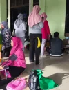 Petugas Dinas Kesehatan Kota Pontianak tengah melakukan pemeriksaan kesehatan calon jamaah haji Kota Pontianak.