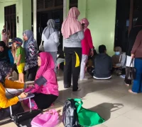 Petugas Dinas Kesehatan Kota Pontianak tengah melakukan pemeriksaan kesehatan calon jamaah haji Kota Pontianak.