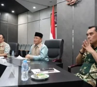 Gubernur Kalbar Ria Norsan mengikuti Press Release Prediksi Musim Hujan 2026/2027 bersama BMKG secara daring dari Ruang Digital Analytic Room (DAR), Jumat (2/10/2026).