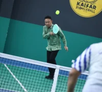 Wali Kota Pontianak Edi Rusdi Kamtono menjajal pickleball saat meresmikan Lapangan Pickleball Kaisar.