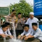 Sumur bor bantuan Kapolres Kubu Raya untuk mengatasi krisis air bersih bagi 600 santri dan warga Rasau Jaya.
