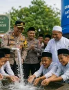 Sumur bor bantuan Kapolres Kubu Raya untuk mengatasi krisis air bersih bagi 600 santri dan warga Rasau Jaya.
