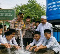 Sumur bor bantuan Kapolres Kubu Raya untuk mengatasi krisis air bersih bagi 600 santri dan warga Rasau Jaya.