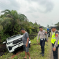 Toyota Rush dan Toyota Kijang Innova Zenix yang bertabrakan di Jalan Lintas Selatan, Kecamatan Kalis, Kabupaten Kapuas Hulu, setelah diduga terjadi manuver mendadak untuk menghindari sepeda motor. (Foto: Res-Kapuas Hulu)
