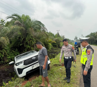 Toyota Rush dan Toyota Kijang Innova Zenix yang bertabrakan di Jalan Lintas Selatan, Kecamatan Kalis, Kabupaten Kapuas Hulu, setelah diduga terjadi manuver mendadak untuk menghindari sepeda motor. (Foto: Res-Kapuas Hulu)