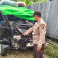 Mobil pick up Isuzu Carry mengalami kecelakaan setelah ban belakang pecah dan menabrak pagar kolam di Semangut Utara, Kapuas Hulu. (Foto: Res-Kapuas Hulu)
