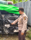 Mobil pick up Isuzu Carry mengalami kecelakaan setelah ban belakang pecah dan menabrak pagar kolam di Semangut Utara, Kapuas Hulu. (Foto: Res-Kapuas Hulu)