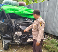 Mobil pick up Isuzu Carry mengalami kecelakaan setelah ban belakang pecah dan menabrak pagar kolam di Semangut Utara, Kapuas Hulu. (Foto: Res-Kapuas Hulu)