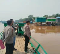 Polisi menemukan 20 set mesin PETI tanpa pemilik di tepian Sungai Kapuas, Kapuas Hulu.