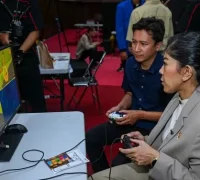 Menkomdigi Meutya Hafid, GameTech Exhibition di STMM MMTC Yogyakarta Menkomdigi Meutya Hafid memainkan salah satu gim karya mahasiswa dalam GameTech Exhibition di STMM MMTC Yogyakarta, Sabtu (20/09/2025). (Foto: Pey HS/Komdigi)