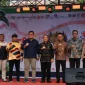 Gubernur Kalbar Ria Norsan melepas peserta Lomba Karnaval Kemerdekaan dan Drum Band se-Kalbar di Jalan Diponegoro, Pontianak, Minggu (16/8/2026).