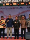 Gubernur Kalbar Ria Norsan melepas peserta Lomba Karnaval Kemerdekaan dan Drum Band se-Kalbar di Jalan Diponegoro, Pontianak, Minggu (16/8/2026).
