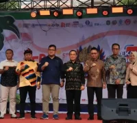 Gubernur Kalbar Ria Norsan melepas peserta Lomba Karnaval Kemerdekaan dan Drum Band se-Kalbar di Jalan Diponegoro, Pontianak, Minggu (16/8/2026).