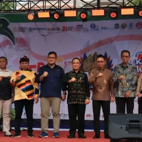 Gubernur Kalbar Ria Norsan melepas peserta Lomba Karnaval Kemerdekaan dan Drum Band se-Kalbar di Jalan Diponegoro, Pontianak, Minggu (16/8/2026).