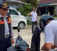 Petugas Dishub Singkawang melakukan pemeriksaan kendaraan dalam Operasi Bulan Kepatuhan Perhubungan 2025.(instagram.com/dishub_singkawang)