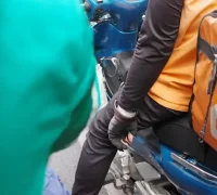 Pemerintah umumkan diskon iuran JKK dan JKM bagi pengemudi ojek online dan kurir tahun 2026. (unsplash.com/@laziness)