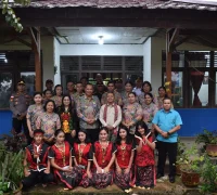 Wakil Menteri Pendidikan Dasar dan Menengah Fajar Riza Ul Haq meninjau ruang kelas dan fasilitas pembelajaran saat kunjungan revitalisasi sekolah di Kalimantan Barat.