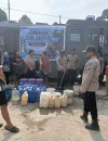 Polres Kapuas Hulu menyalurkan bantuan air bersih kepada warga terdampak kemarau panjang di Desa Sungai Antu, kawasan perbatasan RI-Malaysia.