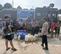 Polres Kapuas Hulu menyalurkan bantuan air bersih kepada warga terdampak kemarau panjang di Desa Sungai Antu, kawasan perbatasan RI-Malaysia.