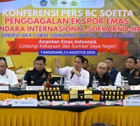 Menteri Keuangan Purbaya Yudhi Sadewa bersama jajaran Bea Cukai saat mengungkap kasus penyelundupan emas di Bandara Soekarno-Hatta.