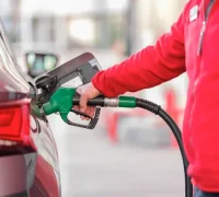 Ilustrasi - Petugas SPBU Pertamina melayani pengisian BBM saat Pertamina memastikan stok BBM dan LPG aman menjelang Idulfitri 2026.