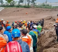 Tim SAR gabungan melakukan evakuasi korban longsor di Desa Pasir Langu, Kabupaten Bandung Barat. (Dok. Polda Jabar)