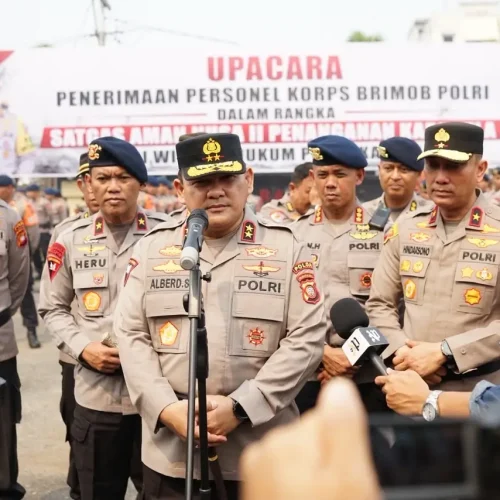 Kapolda Kalbar Irjen Pol Alberd Teddy Benhard Sianipar memimpin apel penerimaan 300 personel BKO Brimob untuk penanganan karhutla di Kalimantan Barat. (Foto: Polda Kalbar)