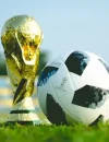 Ilustrasi trofi Piala Dunia FIFA 2026 dengan latar stadion sepak bola internasional dan logo turnamen.