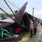 Warung milik warga rusak setelah ditabrak dump truck yang hilang kendali di Dusun Bangan Permai, Desa Tanjung Intan, Kecamatan Mentebah, Kapuas Hulu.