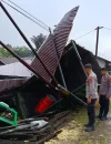 Warung milik warga rusak setelah ditabrak dump truck yang hilang kendali di Dusun Bangan Permai, Desa Tanjung Intan, Kecamatan Mentebah, Kapuas Hulu.
