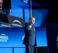 Donald Trump mengubah arah eksplorasi antariksa AS dengan memprioritaskan misi Bulan. (instagram.com/potus)