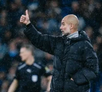 Pep Guardiola memberikan instruksi di pinggir lapangan jelang laga Manchester City melawan West Ham United. (instagram.com/pepteam)