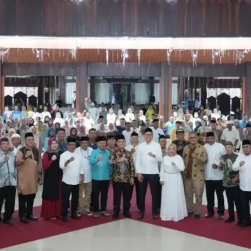 Gubernur Kalbar Ria Norsan saat halalbihalal masyarakat Ketapang di Pendopo Gubernur Kalbar, Sabtu (11/4/2026).