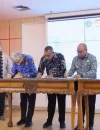 Penandatanganan hibah aset Pelabuhan Waisai dan Bandara DEO Sorong oleh KPK dan Kementerian Perhubungan, Senin (2/2/2026).