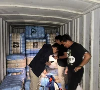 Polisi menyita bal pakaian bekas impor ilegal dalam penggerebekan di Duren Sawit, Jakarta Timur. (Dok.Polda Metro Jaya)